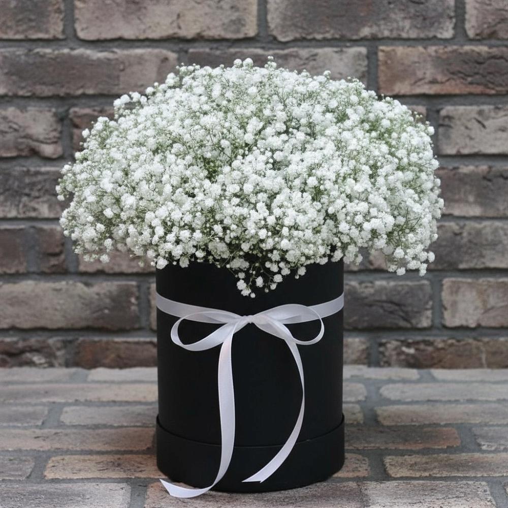 Цветочная композиция из Гипсофила в шляпной коробке в Богородском