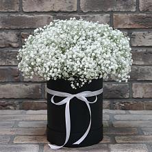 Цветочная композиция из Гипсофила в шляпной коробке в Богородском