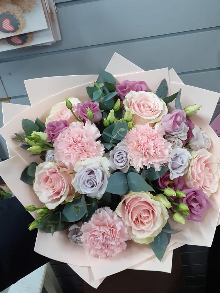 Букет цветов из: Розы, Гвоздики и Лизиантусы в Богородском